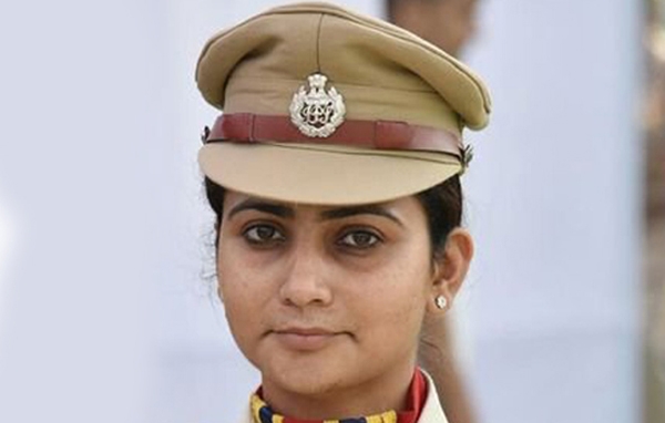 കോണ്ടം വെറുതെ കൊടുക്കാമെങ്കിൽ സാനിട്ടറി നാപ്കിന്റെ നികുതിയെങ്കിലും ഒഴിവാക്കിക്കൂടെയെന്ന് ഡൽഹി ഡിസിപി മോനിക്ക ഭരദ്വാജ്; നാപ്കിൻ ആഡംബരമല്ലെന്നും അത്യാവശ്യമെന്നും ഐപിഎസ് ഉദ്യോഗസ്ഥ; നാപ്കിൻ വാങ്ങാൻ പണമില്ലാത്തതിനാൽ പെൺകുട്ടികൾ സ്കൂൾ വിദ്യാഭ്യാസം പോലും നിർത്തുമ്പോൾ മോനിക്കയുടെ നിർദ്ദേശം ന്യായമെന്ന് സോഷ്യൽ മീഡിയ