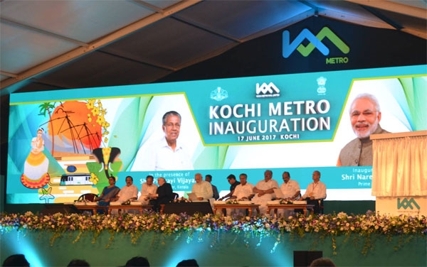തൊഴിലുറപ്പ് പദ്ധതി പ്രകാരമുള്ള വേതന കുടുശ്ശിഖ ഉടൻ വിതരണം ചെയ്യണം; കൊച്ചി മെട്രോ ഉദ്ഘാടന വേദിയിൽ പധാന മന്ത്രിക്ക് നേരിട്ട് നിവേദനം നൽകി രമേശ് ചെന്നിത്തല