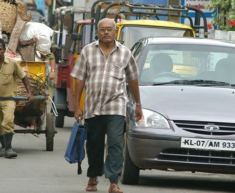 ആദർശം മുറുകെ പിടിച്ച് അഴിമതിക്കെതിരെ പോരാട്ടം നടത്തിയ ബാങ്ക് ഉദ്യോഗസ്ഥനായ തൊഴിലാളി നേതാവ്; ആദ്യം ബാങ്ക് തള്ളിപ്പറഞ്ഞു, പിന്നാലെ യൂണിയനും; ജീവിക്കാൻ വേണ്ടി ഗുമസ്തപ്പണിയെടുക്കുന്ന താരകേശ്വര കമ്മത്തിനെ വേട്ടയാടി അർബുദവും; കോർപറേറ്റ് ദാസ്യത്തിന് നിൽക്കാതെ ഇപ്പോഴും പോരാടുന്ന കമ്മത്തിന്റെ കഥ