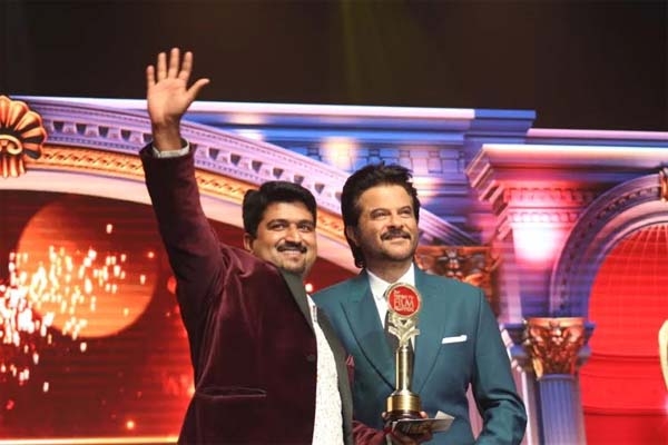 അനിൽ കപൂറിൽനിന്നും യങ് ബിസിനസ് മാൻ അവാർഡ് ഏറ്റുവാങ്ങി സുഭാഷ് മാനുവൽ ജോർജ്; പുരസ്കാര പ്രഭയിൽ താരങ്ങൾക്കിടയിൽ ഒരു യുകെ മലയാളിയും