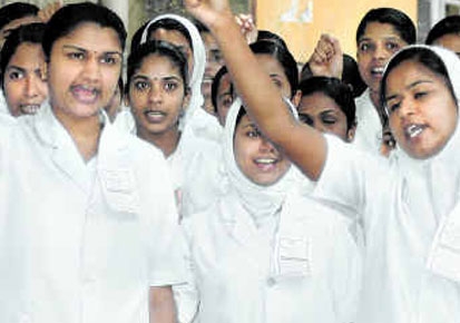 നഴ്സുമാരുമായി സർക്കാർ ചൊവ്വാഴ്ച ചർച്ച നടത്തും: നഴ്സുമാരുടെ സമരം അവസാനിപ്പിക്കാൻ ഇടപെടണമെന്ന് മുഖ്യമന്ത്രിക്ക് പ്രതിപക്ഷനേതാവിന്റെ കത്ത്