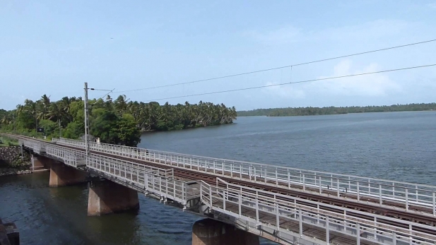 തീവണ്ടിയിൽ നിന്നും എംടെക് വിദ്യാർത്ഥിനി അഷ്ടമുടി കായലിലേക്ക് തെറിച്ചുവീണു; പെരുമൺ പാലത്തിൽ നിന്ന് വീണ യുവതിയെ അൽഭുതകരമായി രക്ഷപ്പെടുത്തിയത് മത്സ്യബന്ധനം നടത്തിയവർ