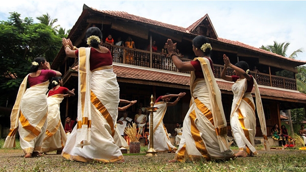 തലമുറ പലത് കടന്നിട്ടും മാറാത്ത തിരുവാതിരക്കളി; ഓണക്കളികളിൽ തിരുവാതിരയ്ക്കുള്ള പ്രാധാന്യം എന്താണ്? വീഡിയോ ഇവിടെ കാണാം