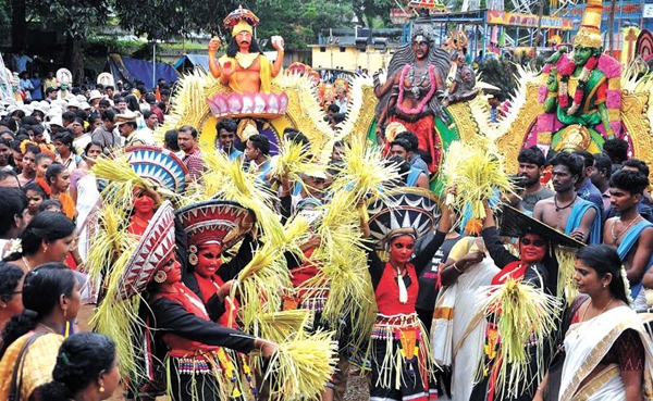 അത്തം പത്തിന് പൊന്നോണം....; പൂവിളിയുമായി മാവേലിയെ വരവേൽക്കാൻ മലയാളി ഒരുങ്ങി; തൃപ്പൂണിത്തുറ അത്തച്ചമയ ഘോഷയാത്രയ്ക്ക് തുടക്കമായി: മറുനാടൻ ലൈവ് ഇവിടെ കാണാം