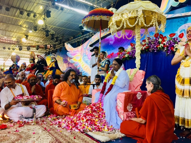 സംസ്കാരത്തെയും പ്രകൃതിയേയും നില നിർത്തിക്കൊണ്ടുള്ള വികസനമാണ് നടപ്പാക്കേണ്ടതെന്ന് മാതാ അമൃതാനന്ദമയി; ദളിത് ആദിവാസി മേഖലകളിൽ അമ്മ ചെയ്യുന്ന സേവനം മാതൃകാപരവുമാണെന്ന് കേന്ദ്ര പട്ടിക വർഗ്ഗ മന്ത്രി ജുവൽ ഒറോം; അമൃതപുരിയിൽ ജന്മദിനാഘോഷത്തിന് കൊടിയിറങ്ങി