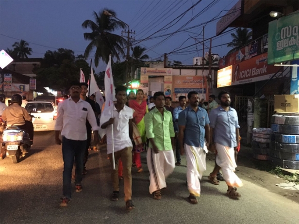 സിനിമയിലെ ഡയലോഗുകൾ പോലും സഹിക്കാനാകാത്തവരോ കരുത്തരായ ഭരണാധികാരികൾ; മെർസലിലെ കേന്ദ്ര സർക്കാരിനെതിരെയുള്ള പരാമർശങ്ങൾ നീക്കണമെന്ന് പറയുന്നത് അപലപനീയം; സിനിമയ്ക്ക് പിന്തുണയറിയിച്ച് ഡിവൈഎഫ്ഐയുടെ പ്രതിഷേധ പ്രകടനം