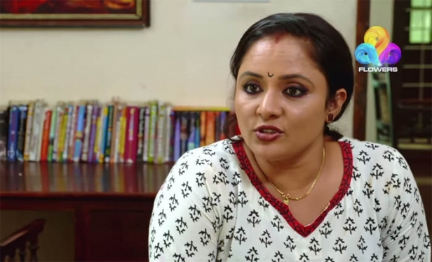 ഉപ്പും മുളകും നായികയുടേത് ലിവിങ് ടുഗെദർ ജീവിതമായിരുന്നോ? പ്രചരിക്കുന്ന വാർത്തകളുടെ വാസ്തവം വെളിപ്പെടുത്തി നടി നിഷ; മനസ്സിൽ പോലും വിചാരിക്കാത്ത കഥകൾ ചിലർ മെനയുന്നുവെന്ന് വിമർശനം; തനിക്ക് സ്ക്രീനിലും അല്ലാതെയുമായി മൊത്തം ആറുമക്കൾ ഉണ്ടെന്നും സീരിയൽ പ്രേക്ഷകരുടെ ഇഷ്ടനായിക