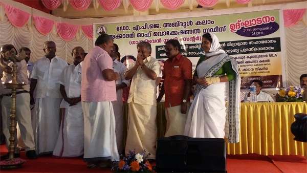 50,000 രൂപ സംഭാവന നൽകിയാൽ അഞ്ചു ലക്ഷം രൂപയുടെ പബ്ലിസിറ്റി നൽകുന്നവർ അറിയുക; യുകെയിലെ മലയാളി സമൂഹം പാവപ്പെട്ട 100 നഴ്സിങ് വിദ്യാർത്ഥികൾക്ക് പഠനം തുടരാൻ ആളും ആരവവും ഇല്ലാതെ നൽകിയത് 30 ലക്ഷത്തിൽ അധികം രൂപ; മറുനാടന് അഭിമാന നിമിഷം
