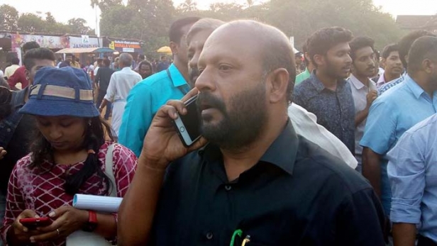 'മാഡം, ഞാൻ കൃഷിമന്ത്രി സുനിൽ കുമാറാണ് ;എന്താണ് അവിടെ നാളെ അവധി കൊടുക്കാത്തെ;കുട്ടികളുടെ പരിപാടി നടക്കുവല്ലേ;ഏയ് സ്പെഷ്യൽ ക്ലാസും വേണ്ട ഒന്നും വേണ്ട'; തങ്ങൾക്ക് മാത്രം അവധിയില്ലെന്ന പരാതി ബോധിപ്പിക്കാനെത്തിയ പെൺകുട്ടികൾക്ക് മന്ത്രി സുനിൽകുമാറിന്റെ ഉടനടി പരിഹാരം; മന്ത്രിയുടെ ഇടപെടലിനെ കുറിച്ച് മനോരമ ന്യൂസ് ലേഖകൻ കെ. സി. ബിപിന്റെ ഫേസ്ബുക്ക് പോസ്റ്റ്