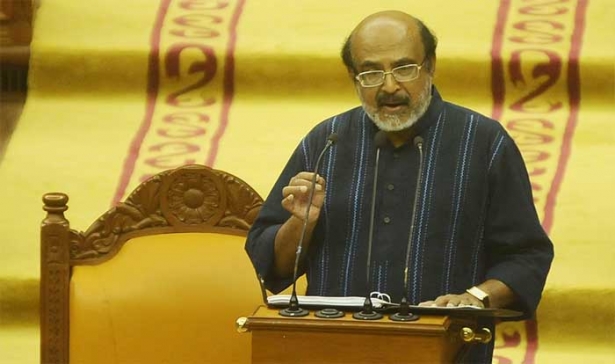 ഓഖി ദുരിതം തകർത്ത തീരദേശത്തിന് രണ്ടായിരം കോടിയുടെ പാക്കേജ്; ആരോഗ്യ മേഖലയിൽ അടിസ്ഥാന സൗകര്യങ്ങൾ വർദ്ധിപ്പിക്കും; എല്ലാ മെഡിക്കൽ കോളേജുകളിൽ ഓങ്കോളജി ഡിപ്പാർട്ട്മെന്റ്; ഭൂനികുതിയും മദ്യത്തിന്റെ നികുതിയും വർദ്ധിപ്പിച്ചു; വനിതാ ക്ഷേമത്തിനും സ്ത്രീ സുരക്ഷയ്ക്കും കൂടുതൽ ഊന്നൽ; കെഎസ്ആർടിസിയെ മൂന്ന് ലാഭ കേന്ദ്രങ്ങളാക്കി വിഭജക്കും; പെൻഷൻ ബാധ്യത ഏറ്റെടുക്കില്ല: മുണ്ടു മുറുക്കി ഉടുക്കാൻ തീരുമാനിച്ച് സർക്കാറും: തോമസ് ഐസക്കിന്റെ ബജറ്റ് പ്രഖ്യാപനങ്ങൾ ഇങ്ങനെ