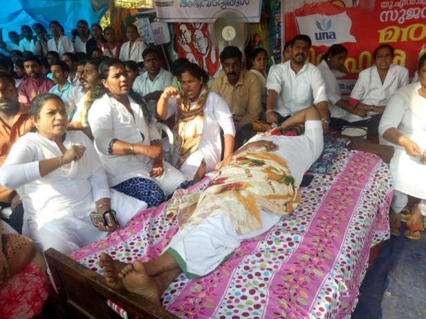 കണ്ടോളൂ ഇത് കണ്ടോളൂ... യുഎൻഎയുടെ ശക്തി ഇതാ... പിന്നോട്ടില്ല.. പിന്നോട്ടില്ല... ഓരോ ചുവടും മുന്നോട്ട്...; മലാഖമാരുടെ മുദ്രാവാക്യങ്ങൾ ചേർത്തലയെ പ്രകമ്പനം കൊള്ളിക്കുന്നു; കെവി എം ആശുപത്രി മാനേജ്മെന്റിനെ വെട്ടിലാക്കി നേഴ്സുമാരുടെ ശക്തി പ്രകടനങ്ങൾ; സ്വകാര്യ ആശുപത്രി നേഴ്സുമാർ നീതിക്ക് വേണ്ടിയുള്ള സഹന സമരം തുടങ്ങി: മറുനാടൻ തൽസമയം